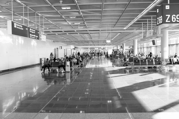 Άτομα με αποσκευές που κάθεται στην αίθουσα αναμονής του αεροδρομίου — Φωτογραφία Αρχείου