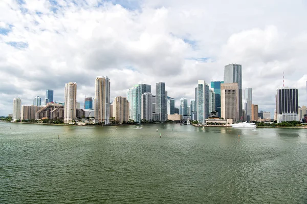 Miami, Seascape com arranha-céus em Bayside, centro da cidade — Fotografia de Stock