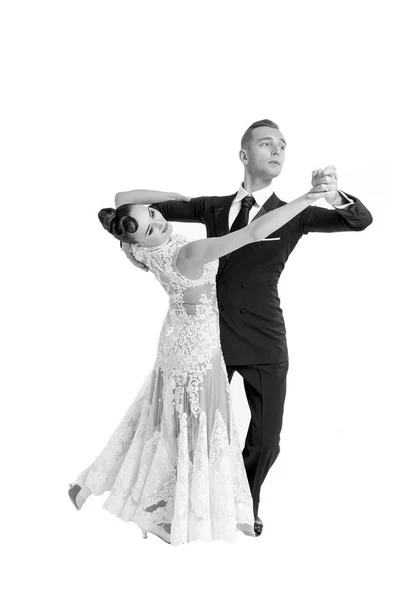 Ballrom casal de dança em uma pose de dança isolado em bachground branco — Fotografia de Stock