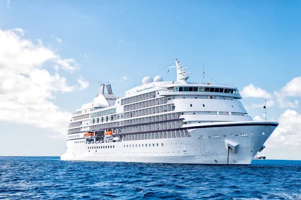 Grote luxe cruiseschip of voering — Stockfoto