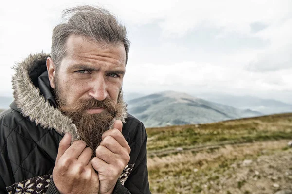 Uomo barbuto, brutale hipster caucasico con i baffi freddi sulla montagna — Foto Stock