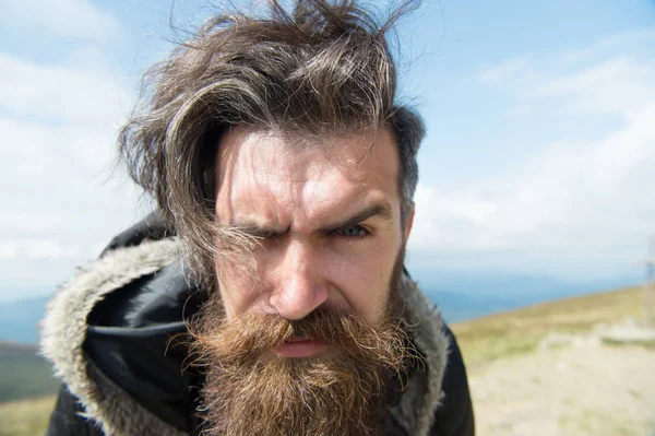 Sakallı yakışıklı ciddi adam dağ tepe üzerinde — Stok fotoğraf