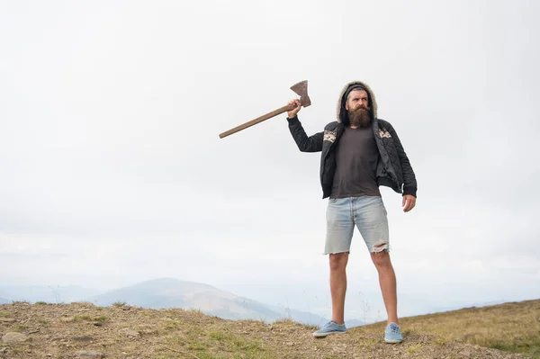 Homem barbudo, hipster brutal com bigode segura machado na montanha — Fotografia de Stock