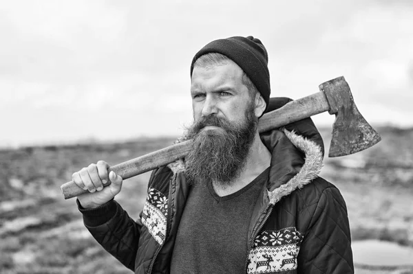 Barbu bel homme sérieux avec hache rouillée sur le sommet de la montagne — Photo