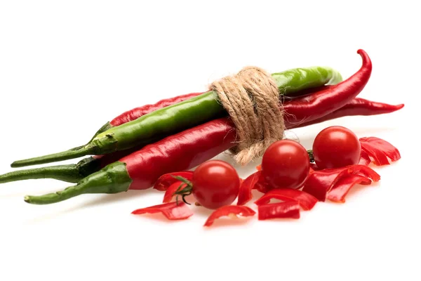 Legumes coloridos, tomate cereja, capsicum, pimenta pimenta isolada em branco — Fotografia de Stock