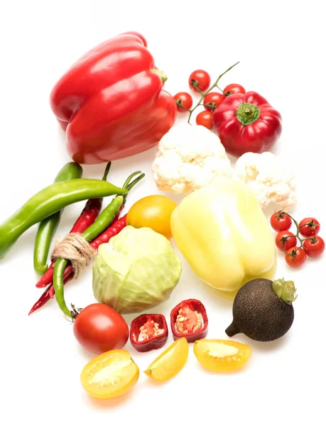 Verduras coloridas, tomate cereza, rábano, col y pimiento capsicum — Foto de Stock