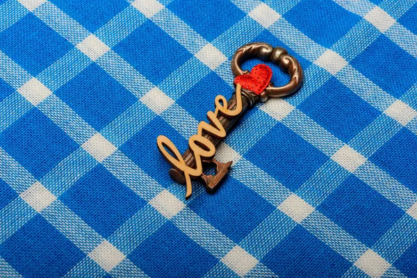 Słowo Walentynki miłość symbol z metalicznym klucz i czerwone serce — Zdjęcie stockowe