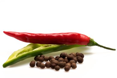 renkli sebze, yenibahar, domates, kırmızı biber, biber biber izole üzerinde beyaz