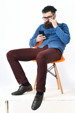 Sakallı adam, gözlüklü vahşi beyaz hippi.