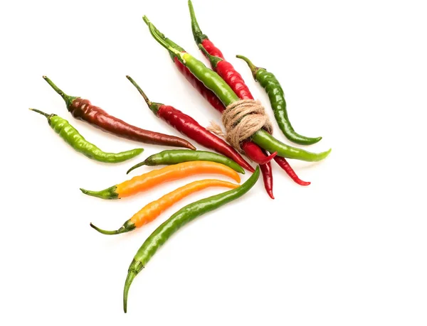 Kleurrijke groenten, cherry tomaat, paprika, Spaanse peper peper geïsoleerd op wit — Stockfoto