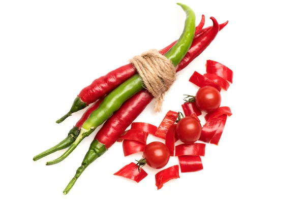 Kleurrijke groenten, cherry tomaat, paprika, Spaanse peper peper geïsoleerd op wit — Stockfoto