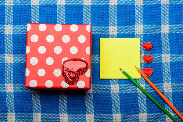 Valentine coffret cadeau avec coeur, crayons et papier à lettres — Photo