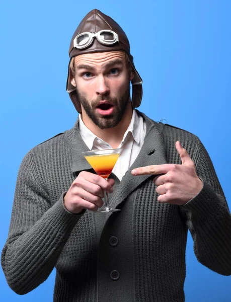 Bearded pilot with cocktail in glass — Stock Photo, Image