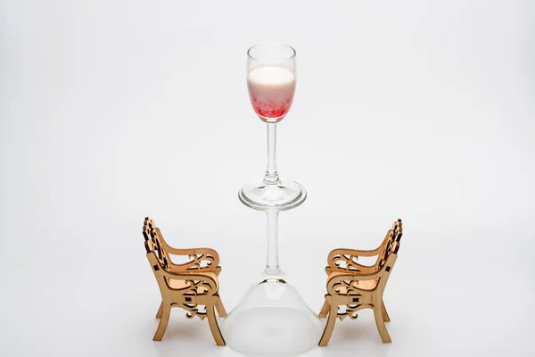 Alcohol coctail singapore sling op wijnglas met stoelen — Stockfoto