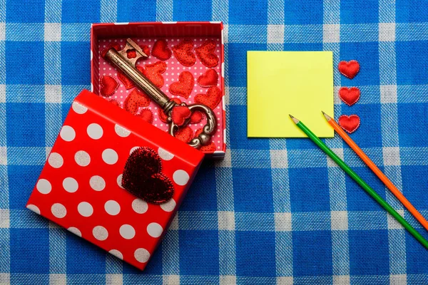 Bela caixa de presente aberta com símbolo valentine do amor — Fotografia de Stock