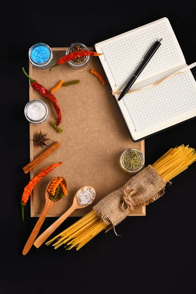 Notitieblok openen met pen en stelletje spaghetti — Stockfoto