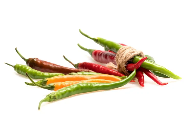 Kleurrijke groenten, cherry tomaat, paprika, Spaanse peper peper geïsoleerd op wit — Stockfoto