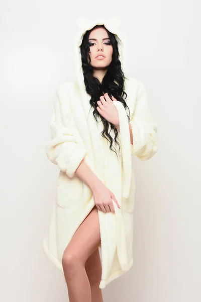 Sexy chica posando en beige terciopelo albornoz —  Fotos de Stock