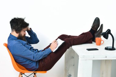 Sakallı, vahşi, beyaz, bıyıklı, ciddi bir hippi.