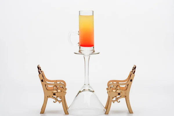 Coquetel de álcool sexo na praia em vinho com cadeiras — Fotografia de Stock
