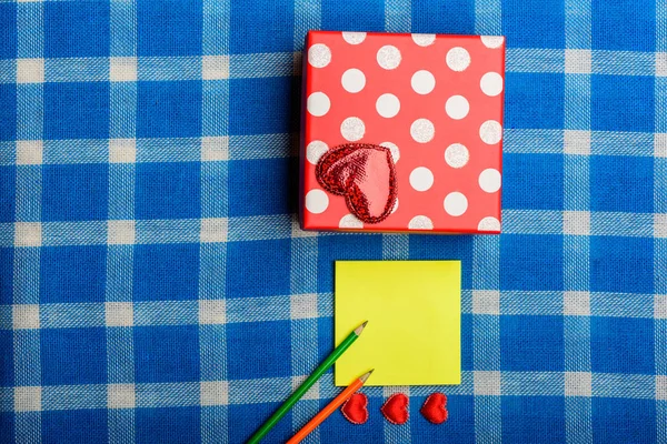 Caja regalo de San Valentín con corazón, lápices y papel de nota — Foto de Stock