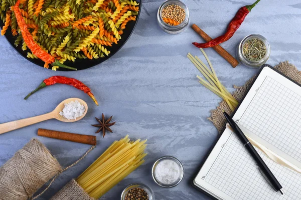 Pastas italianas y cuaderno abierto con pluma —  Fotos de Stock