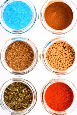 kavanozların üzerinde beyaz izole içinde farklı renkli baharat