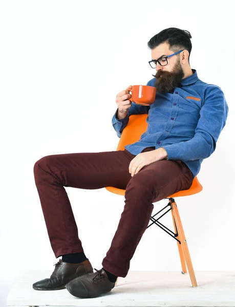 Barbudo hombre, brutal caucásico hipster con bigote celebración naranja taza —  Fotos de Stock