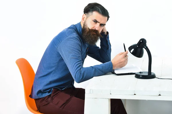 Barbudo hombre, brutal caucásico serio hipster con bigote —  Fotos de Stock