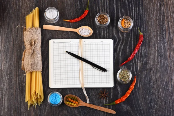 Notitieblok openen met pen en kleurrijke Italiaanse pasta — Stockfoto
