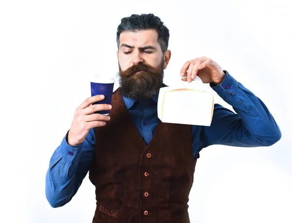 Kahve fincanı ve yemek kutusuyla vahşi beyaz hippi sakallı. — Stok fotoğraf