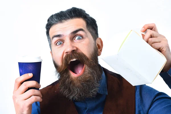 Kahve fincanı ve yemek kutusuyla vahşi beyaz hippi sakallı. — Stok fotoğraf