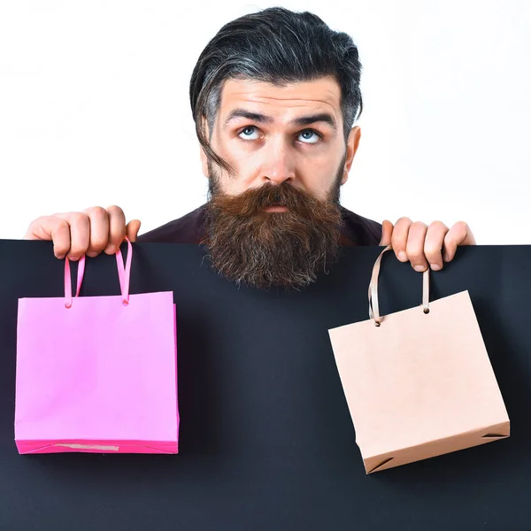 Barbu brutal caucasien hipster tenant coloré paquet ou sacs — Photo