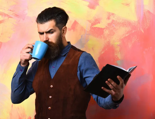 Barbudo brutal hipster caucásico con taza de café y portátil negro —  Fotos de Stock