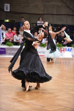 Alman Açık Şampiyonası 'nda Grand Slam Standart sırasında dans eden kimliği belirsiz bir çift.