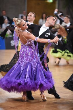 Alman Açık Şampiyonası 'nda Grand Slam Standart sırasında dans eden kimliği belirsiz bir çift.