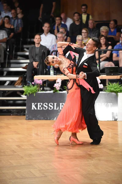 Una pareja de baile no identificada en una pose de baile durante el Grand Slam Standart en el Campeonato Abierto de Alemania — Foto de Stock