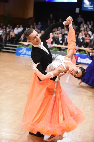 Una pareja de baile no identificada en una pose de baile durante el Grand Slam Standart en el Campeonato Abierto de Alemania —  Fotos de Stock