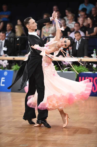 德国公开赛上，一对身份不明的舞伴在大满贯赛场上摆出舞姿 — 图库照片