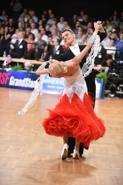 Una pareja de baile no identificada en una pose de baile durante el Grand Slam Standart en el Campeonato Abierto de Alemania —  Fotos de Stock