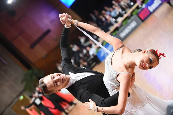 Una pareja de baile no identificada en una pose de baile durante el Grand Slam Standart en el Campeonato Abierto de Alemania —  Fotos de Stock
