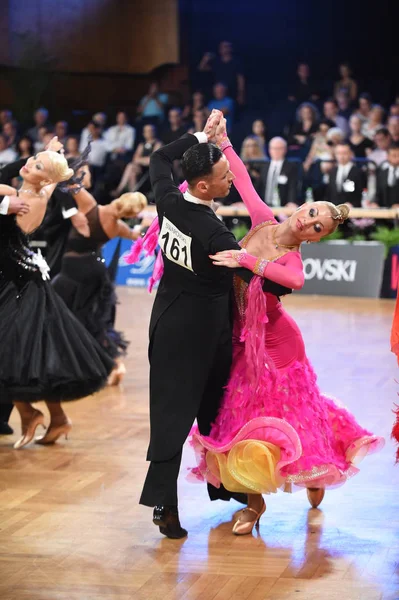 Um casal de dança não identificado em uma pose de dança durante o Grand Slam Standart no Campeonato Aberto Alemão — Fotografia de Stock