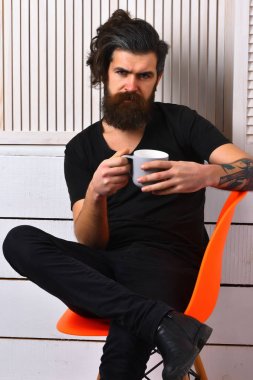 Kafkasyalı vahşi bir hippi elinde bardak ya da kupa tutuyor.