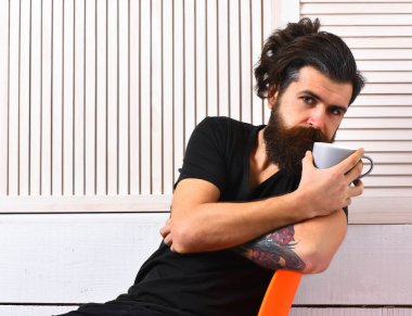 Kafkasyalı vahşi bir hippi elinde bardak ya da kupa tutuyor.