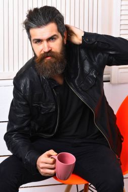 Kafkasyalı vahşi hippi elinde bardak ya da kupa tutuyordu.