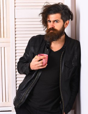 Kafkasyalı vahşi hippi elinde bardak ya da kupa tutuyordu.