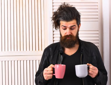 Kafkasyalı vahşi hippi elinde bardak ya da kupa tutuyordu.