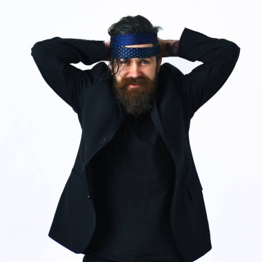 Siyah takım elbiseli, kafasında kravat tutan Kafkas bir hippi.