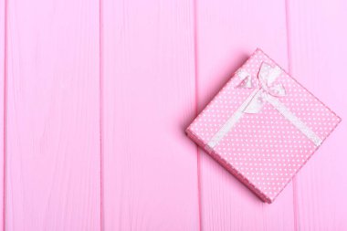 pembe ahşap arka plan üzerinde mevcut kutusu