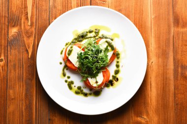Dilimlenmiş lezzetli domates mozarella peyniri ve yeşil Roka Salatası ile